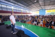 Na zona leste, Governador Roberto Cidade entrega kits escolares e livros para alunos da Escola Estadual Professor Ernane Nascimento Simão