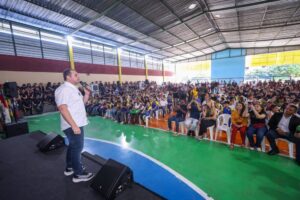 Na zona leste, Governador Roberto Cidade entrega kits escolares e livros para alunos da Escola Estadual Professor Ernane Nascimento Simão