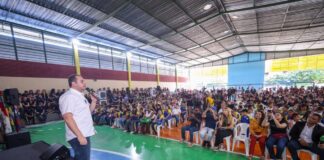 Na zona leste, Governador Roberto Cidade entrega kits escolares e livros para alunos da Escola Estadual Professor Ernane Nascimento Simão