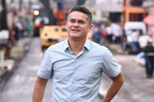 David Almeida corrige declaração sobre 248 mil ruas e brinca: ‘Nem Manaus toda tem isso’