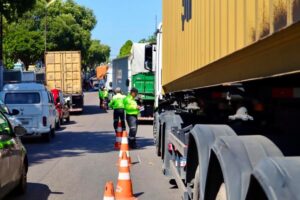Operação ‘Carga Pesada’ da prefeitura resulta em 13 veículos retidos na zona Sul de Manaus
