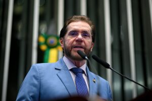 Gastos do senador Plínio Valério com viagens e autopromoção disparam até 536% no Senado