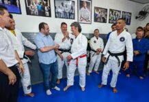 Governador Roberto Cidade visita projeto esportivo que atende crianças e adolescentes no Coroado Governador Roberto Cidade visita projeto esportivo que atende crianças e adolescentes no Coroado