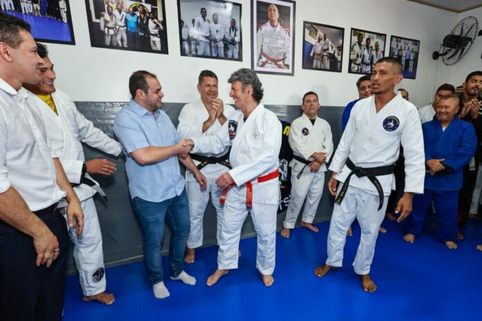 1ce2dfb2-ea8a-4a43-977c-baf14a1a2c38 Governador Roberto Cidade visita projeto esportivo que atende crianças e adolescentes no Coroado