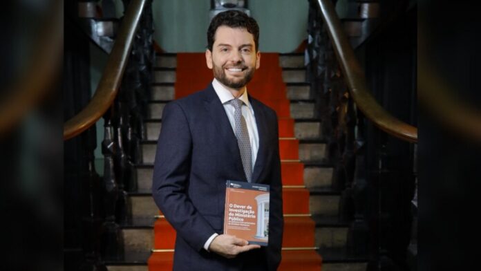 André Epifânio Martins lança obra jurídica e reúne autoridades no Palácio Rio Negro