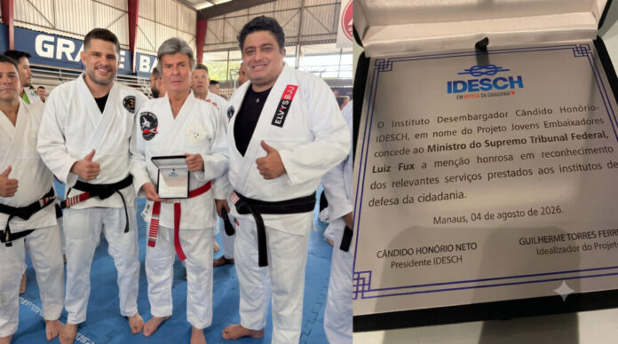HOMENAGEM AO MINISTRO LUIZ FUX Faixa vermelha e branca de Jiu-Jitsu o ministro Luiz Fux é homenageado no Amazonas