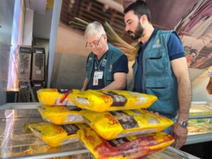 Mais de 650 produtos impróprios para consumo são apreendidos pelo Procon em supermercados de Manaus