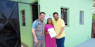 Renato Junior entrega quatro moradias reformadas pelo Casa Manauara e anuncia mil casas para 2027