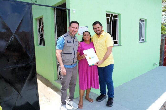 WhatsApp-Image-2026-08-28-at-14.15.54-696x464 Renato Junior entrega quatro moradias reformadas pelo Casa Manauara e anuncia mil casas para 2027