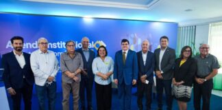 Professora Maria apresenta a entidades empresariais propostas para comércio e serviços no Amazonas