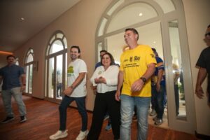 Professora Maria do Carmo recebe Flávio Bolsonaro em Manaus e brinca: ‘Nosso futuro presidente’