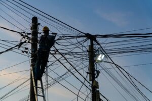 Troca de cabos de energia por modelos de alumínio é investigada pelo Ministério Público em Manaus