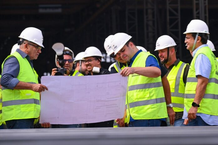 Roberto Cidade inspeciona construção de terminais flutuantes para comunidades do interior do Amazonas