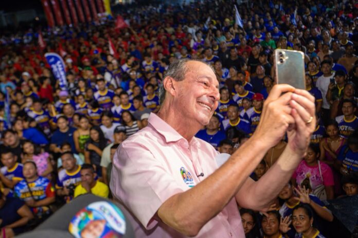 Omar Aziz visita obras em Tefé e Alvarães, e reúne multidões em agenda pelo interior do Amazonas