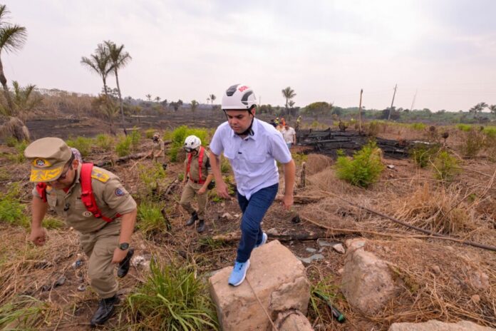 Governador Roberto Cidade fiscaliza combate a incêndio de grandes proporções na AM-070