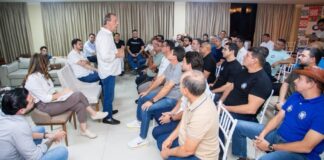 Após reunir apoio dos 62 prefeitos, Omar amplia aliança na capital com 37 vereadores
