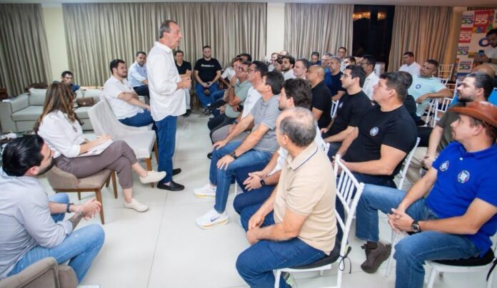 Após reunir apoio dos 62 prefeitos, Omar amplia aliança na capital com 37 vereadores